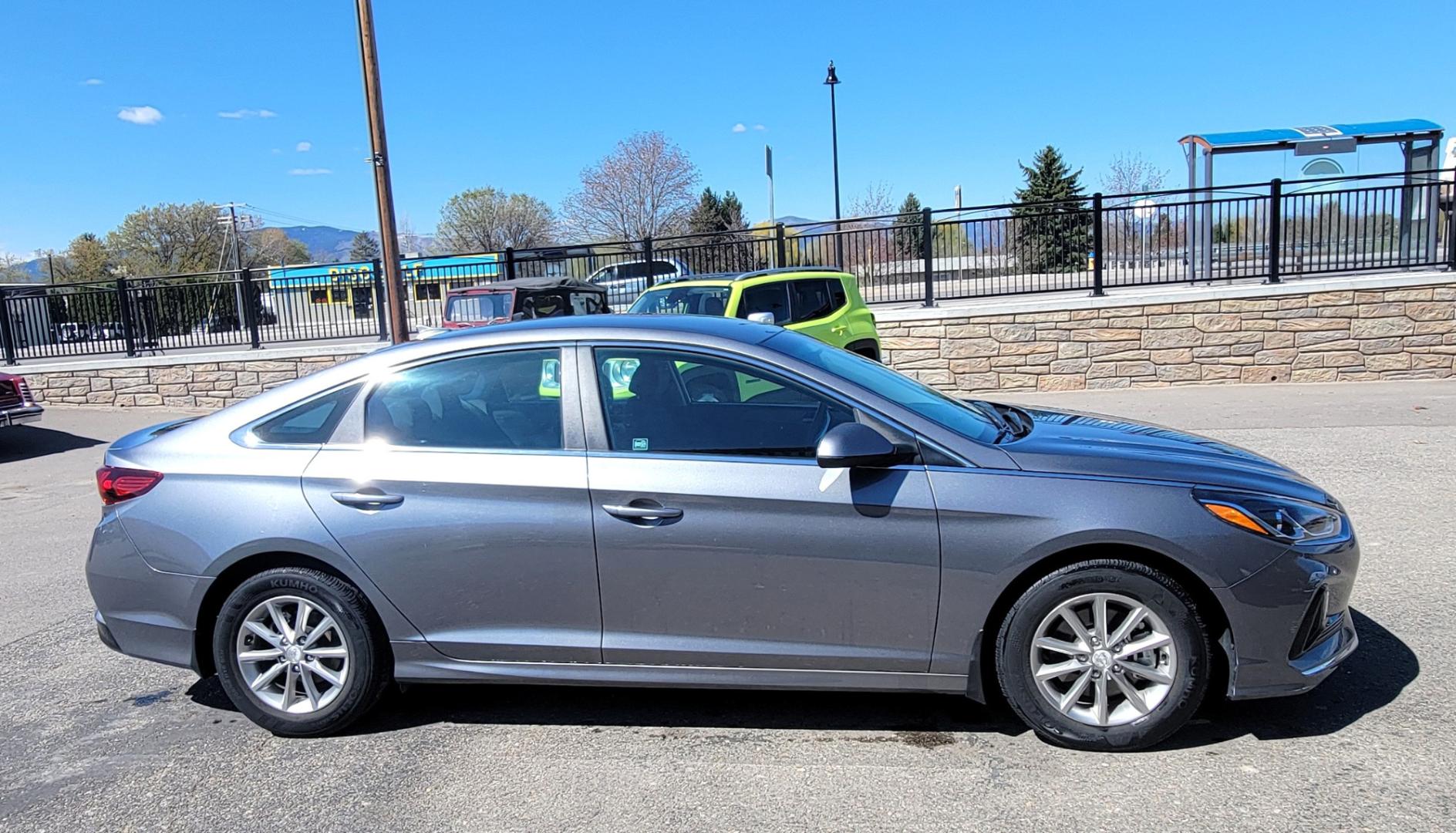 2018 Grey /Black Hyundai Sonata SE (5NPE24AF5JH) with an 2.4L I4 engine, 6 Speed Automatic transmission, located at 450 N Russell, Missoula, MT, 59801, (406) 543-6600, 46.874496, -114.017433 - Beautiful Sedan with only 15,600 Miles. 2.4L I4 Engine. 6 Speed Automatic Transmission. Bluetooth. Backup Camera. Air. Cruise. Tilt. power Windows and Locks. - Photo#2